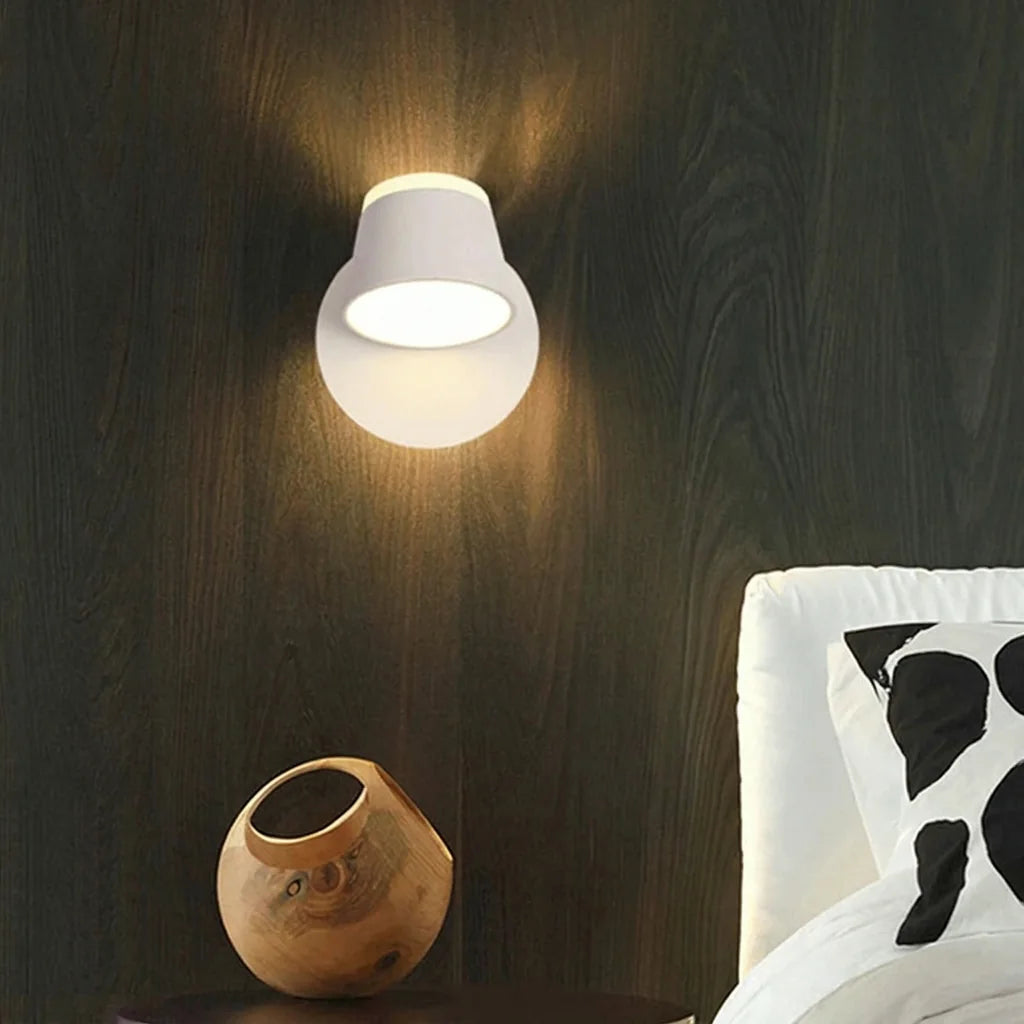 Applique blanche à une tête sur un mur en bois sombre, chambre