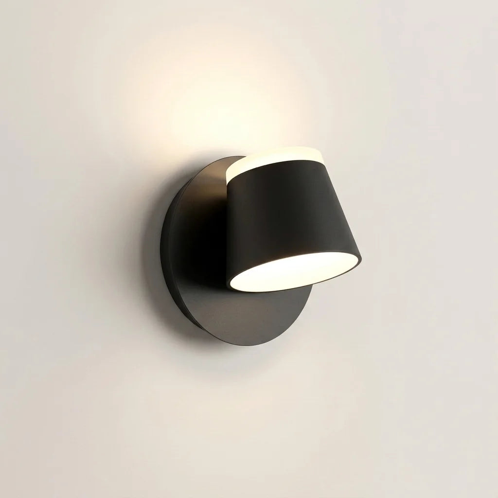 Applique murale LED orientable noire à une tête, allumée