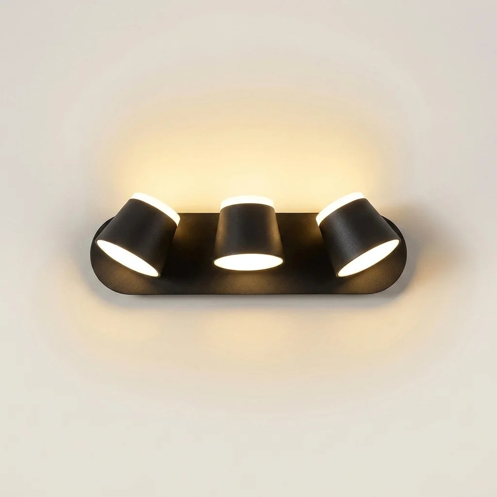 Applique murale LED orientable noire à trois têtes, allumée