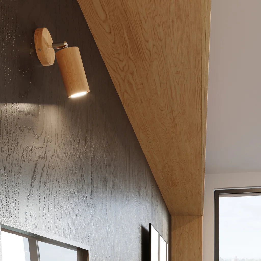 Applique murale spot orientable en bois naturel dans un couloir