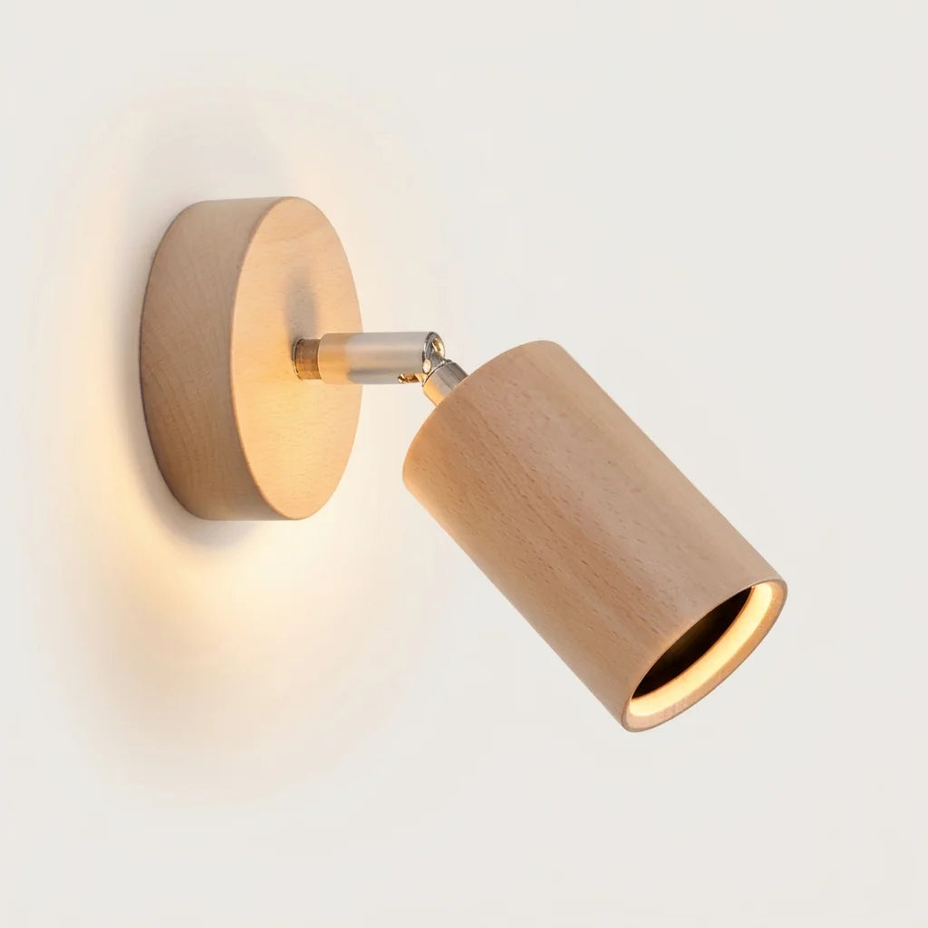 Applique murale spot orientable en bois naturel allumée