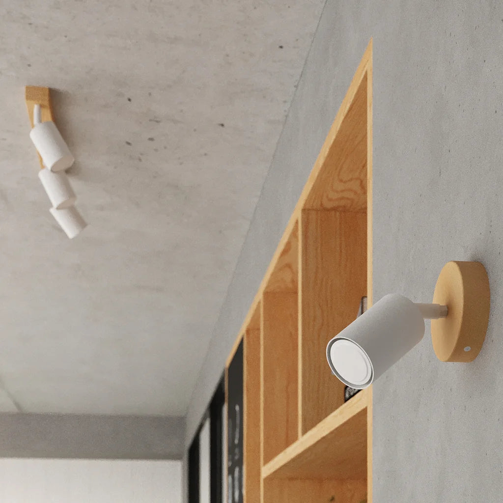 Applique murale spot orientable sur platine en bois dans un salon
