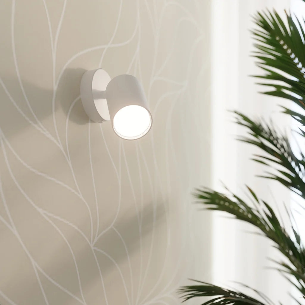 Applique murale spot orientable rond dans une chambre