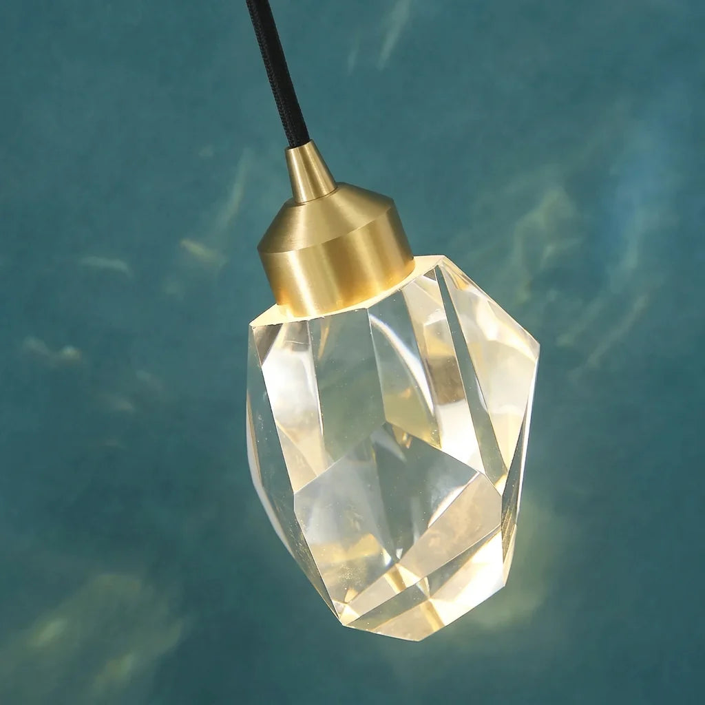 Détail du cristal taillé et de la coiffe en laiton brossé