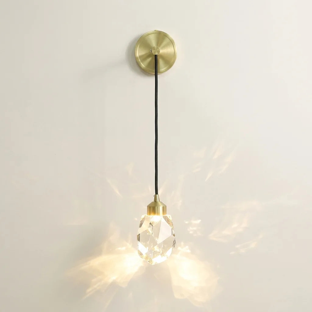 Applique murale suspension en cristal taillé et laiton brossé, allumée