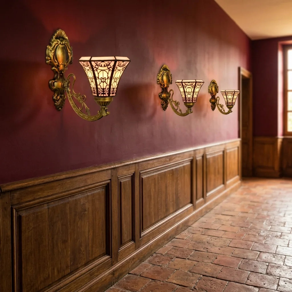 Trois appliques Tiffany allumées le long d'un couloir bordeaux lambrissé
