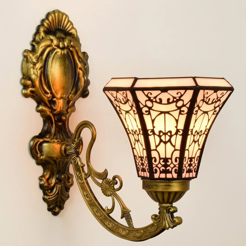 Applique murale Tiffany bronze et vitrail rose à arabesques, allumée