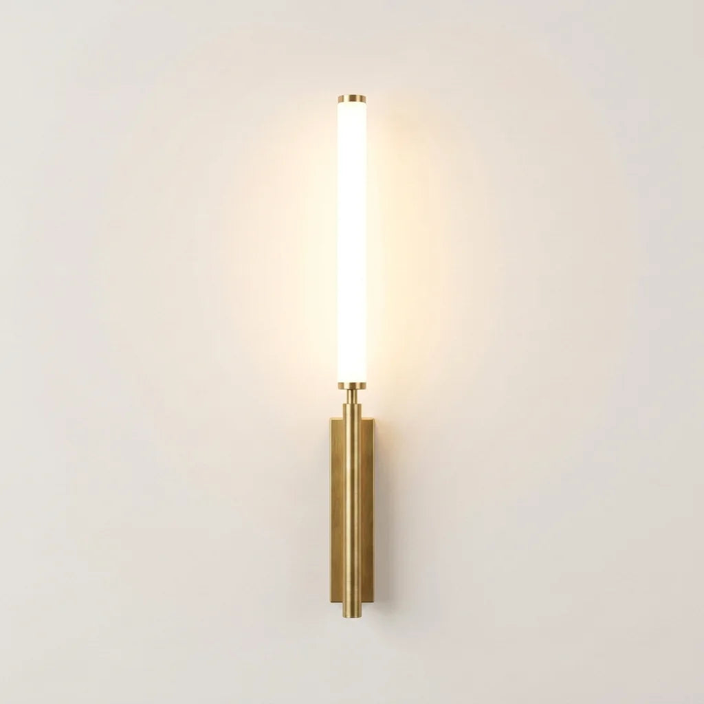 Applique murale tube LED vertical dorée, modèle B, allumée