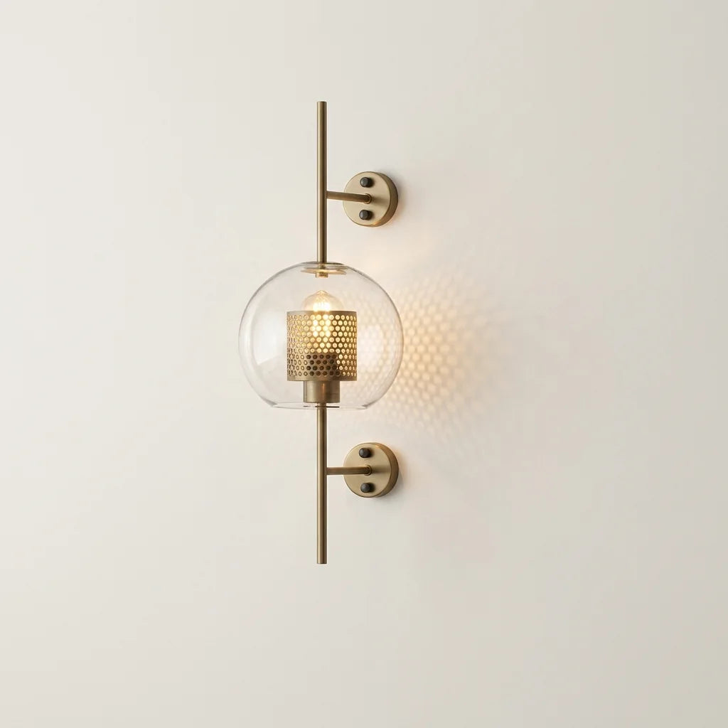 Applique murale tige bronze et globe en verre à grille perforée, allumée