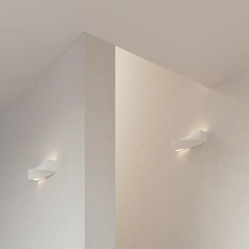 Applique murale torsadée en céramique ou béton dans un couloir