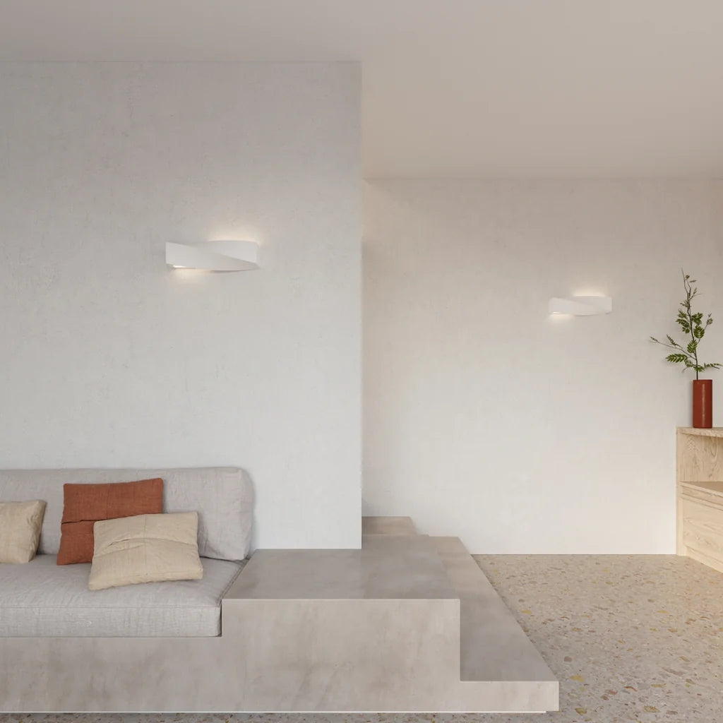 Applique murale torsadée en céramique ou béton dans un salon