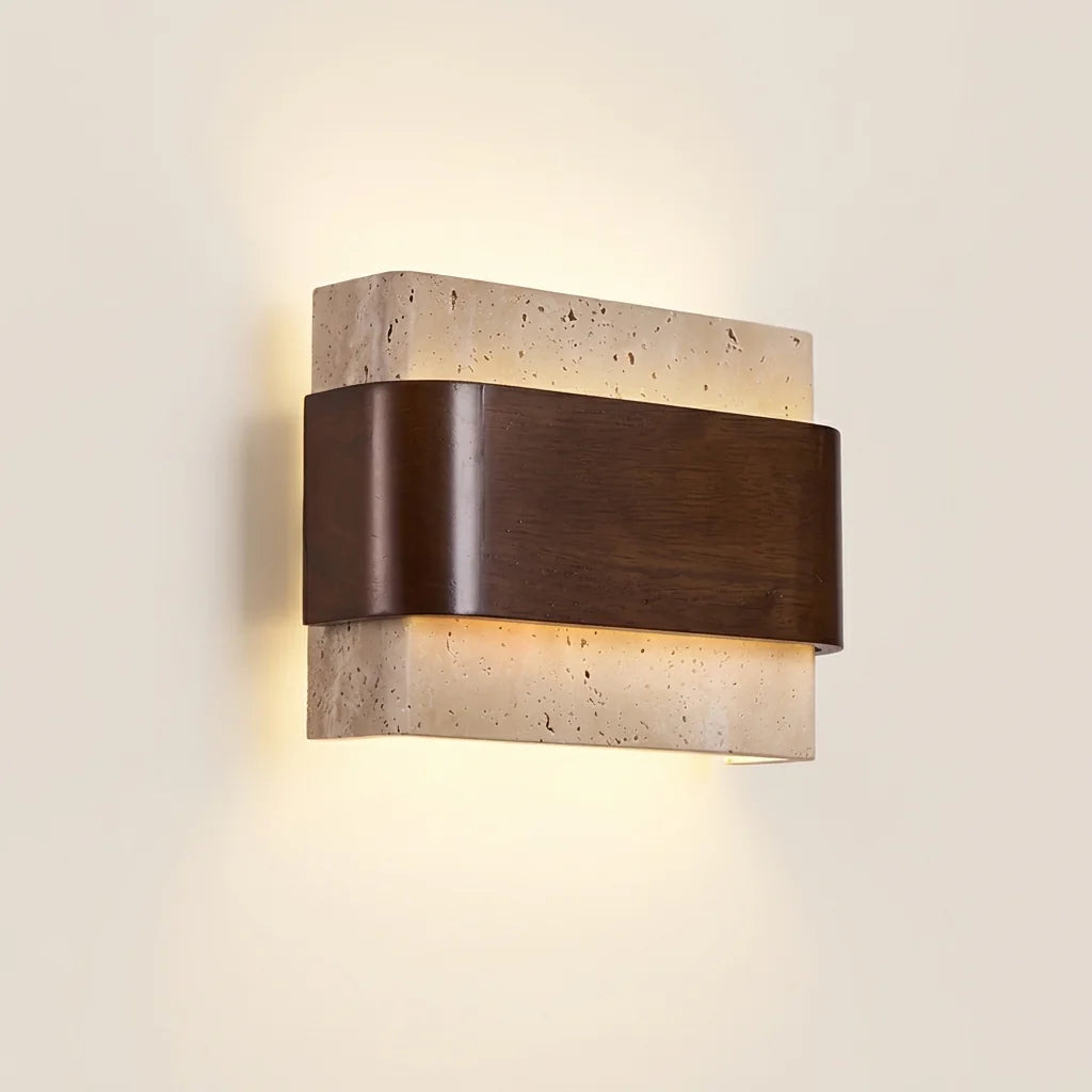 Applique murale en travertin beige et bandeau en noyer, allumée