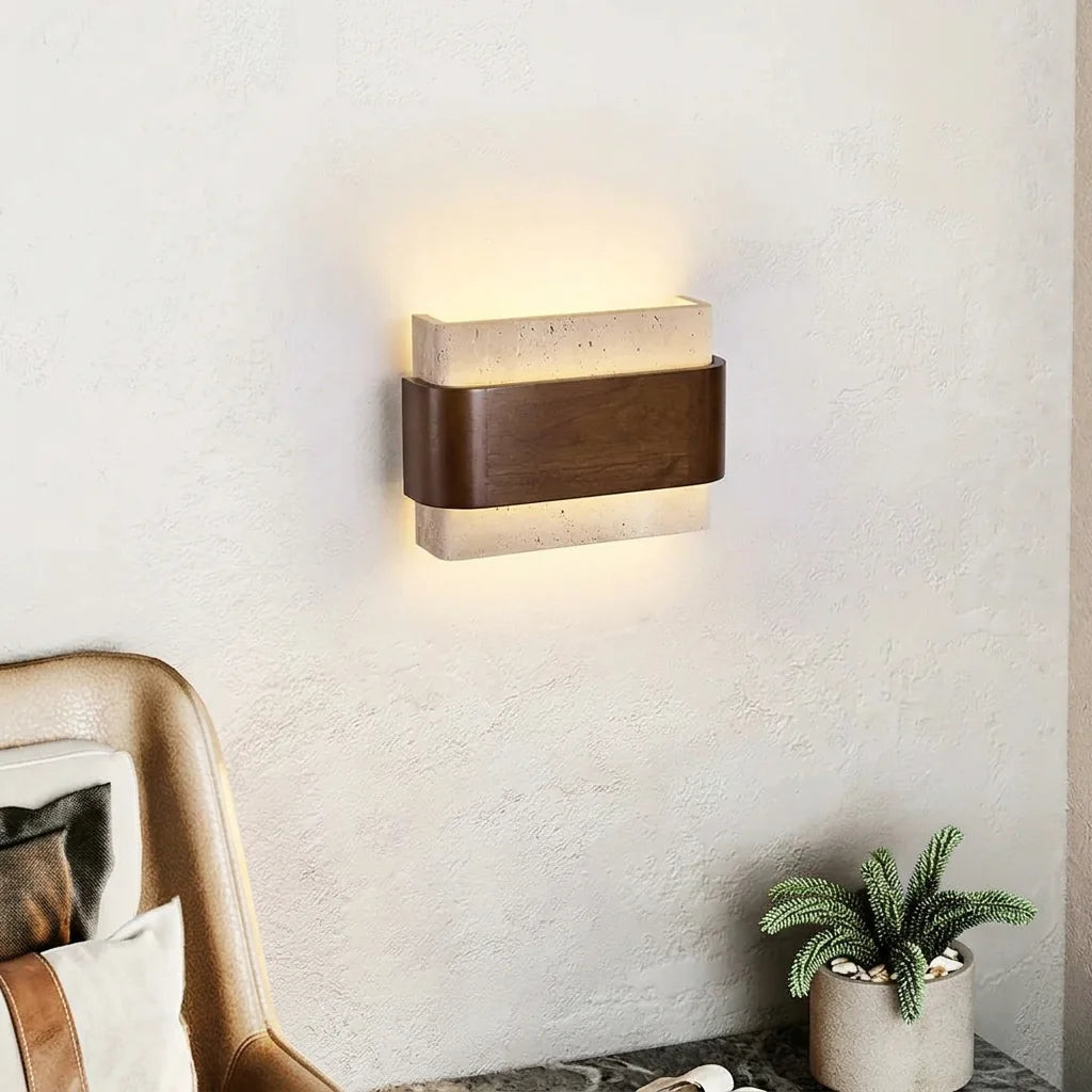 Applique en travertin et noyer sur un mur en enduit, près d'un fauteuil en cuir