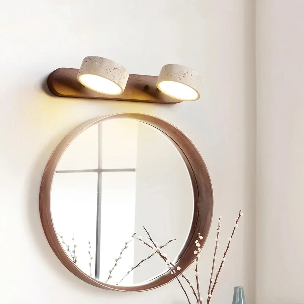 Applique travertin et noyer au-dessus d'un miroir rond en bois