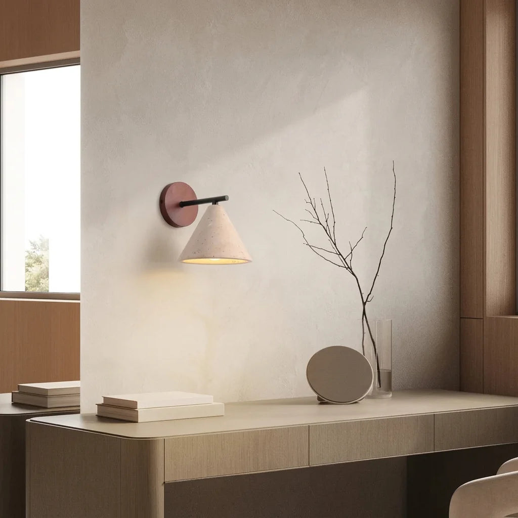 Applique en travertin au-dessus d'un bureau beige, branche en vase