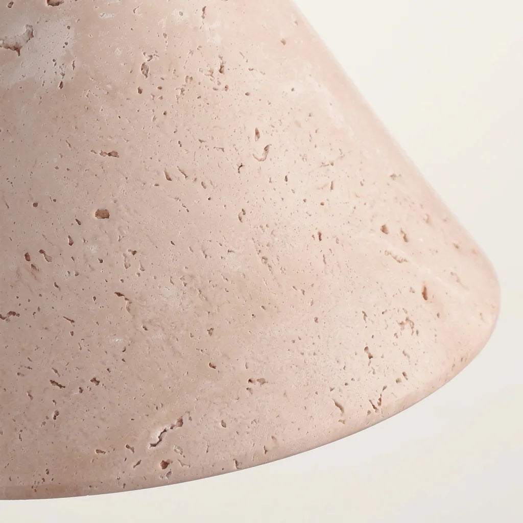 Pores du travertin naturel de l'abat-jour vus de près