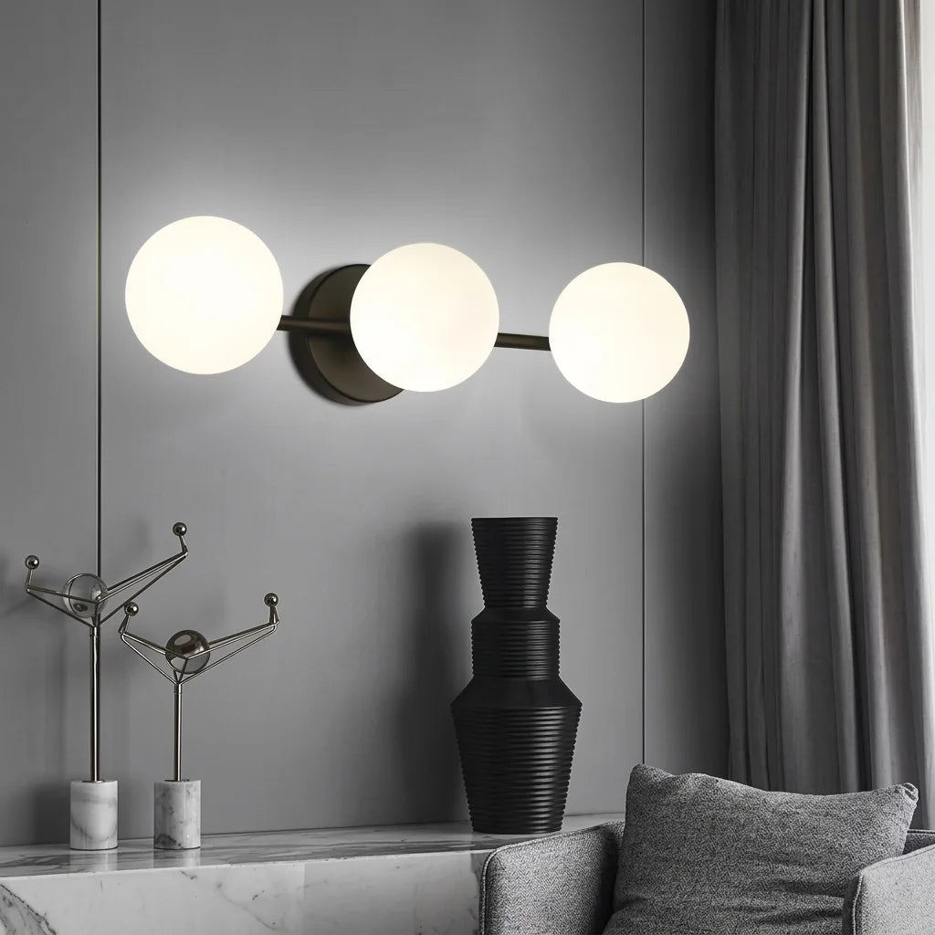 Applique trois globes noire au-dessus d'une console en marbre