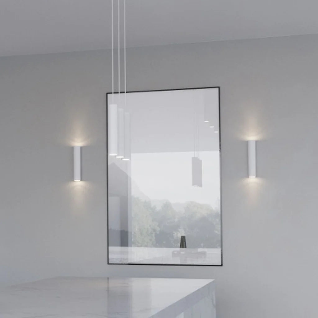 Applique murale tube en acier haut et bas dans une cuisine