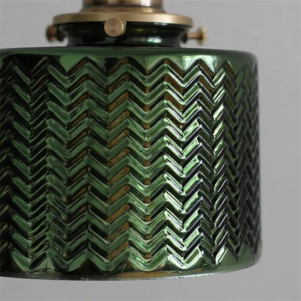 Détail du verre vert ciselé à motif chevrons