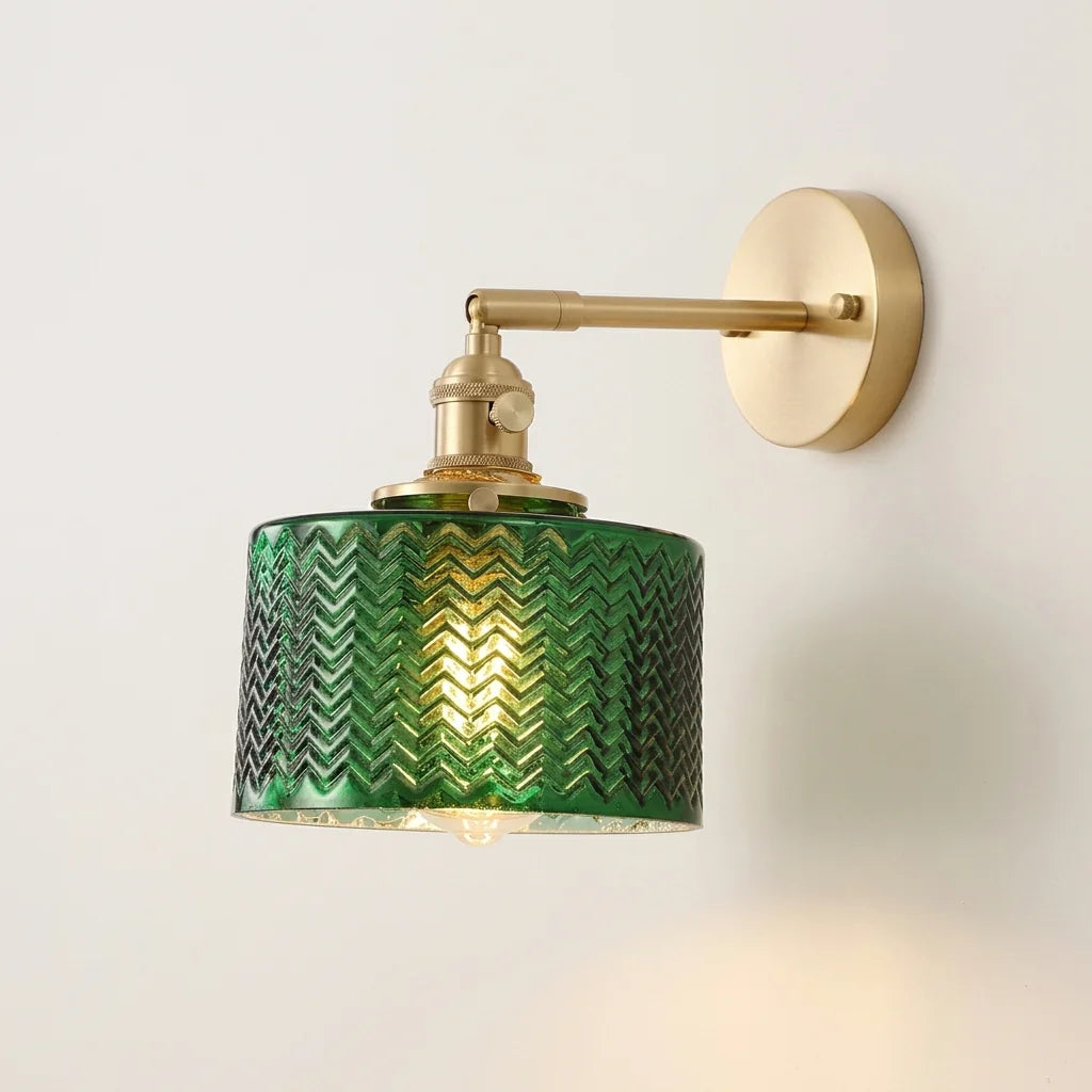 Applique murale en verre vert à chevrons et laiton brossé, allumée