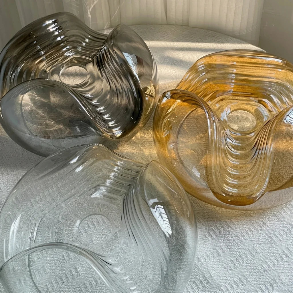 Les trois teintes de verre ondulé : gris fumé, ambré et transparent