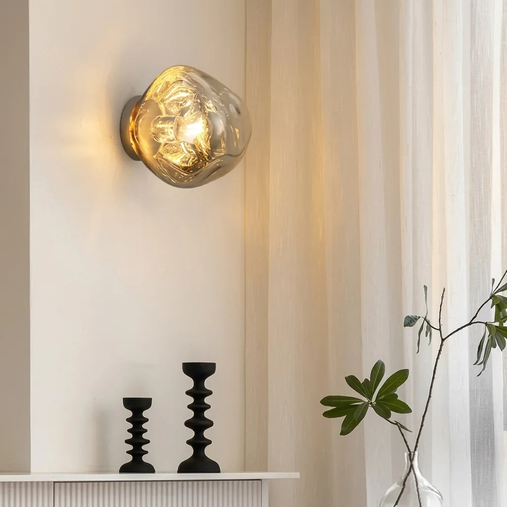 Applique en verre soufflé nacré au-dessus d'une console blanche