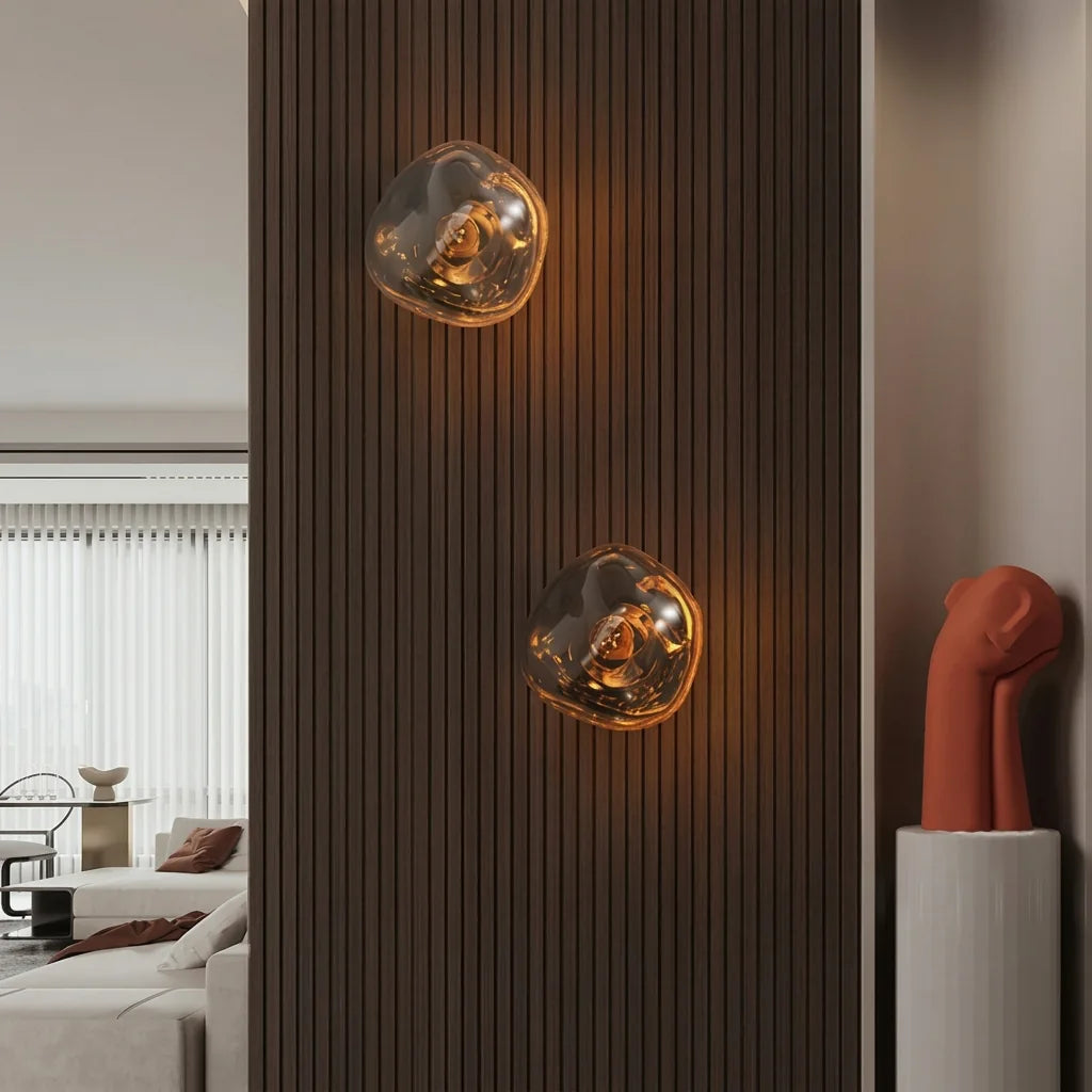 Deux appliques en verre soufflé sur un mur à tasseaux de bois