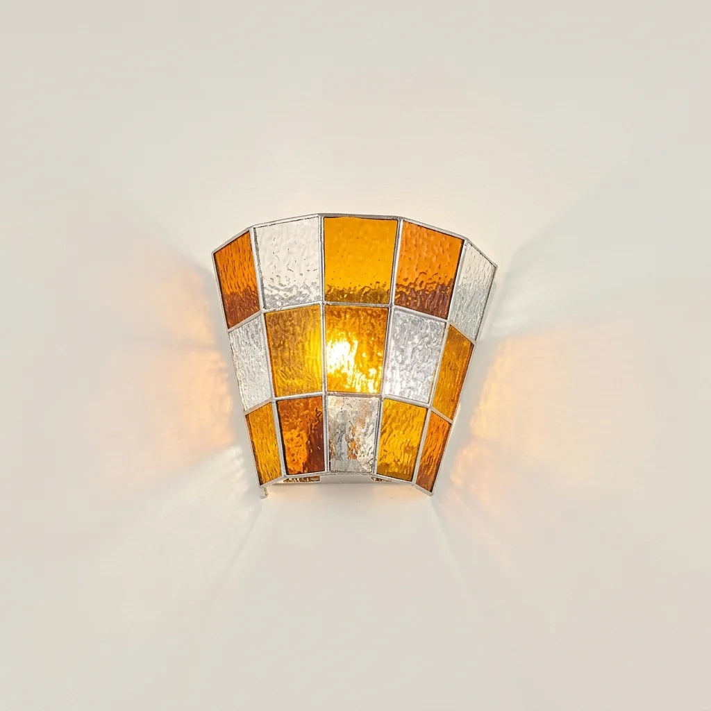 Applique murale vitrail demi-cône en verre orange et transparent, allumée