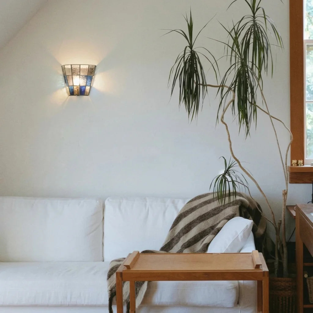 Applique vitrail bleue dans un salon scandinave au canapé blanc