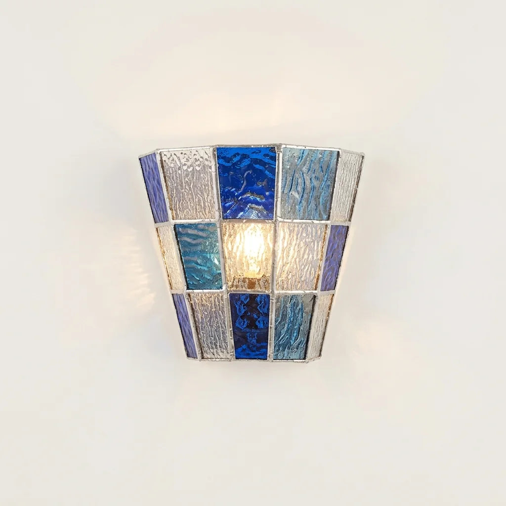 Applique murale vitrail demi-cône en verre bleu et transparent, allumée