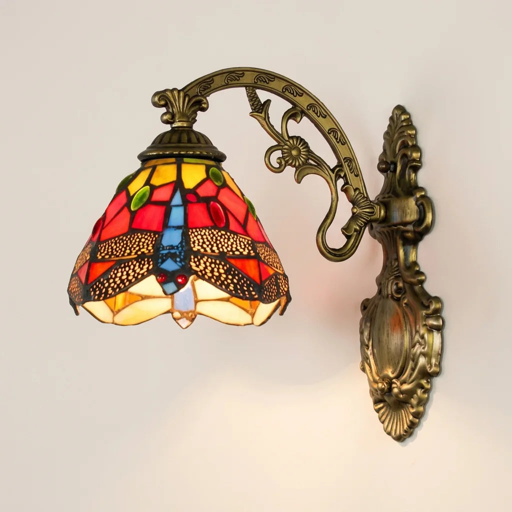Applique murale Tiffany vitrail libellule rouge et ambre, allumée