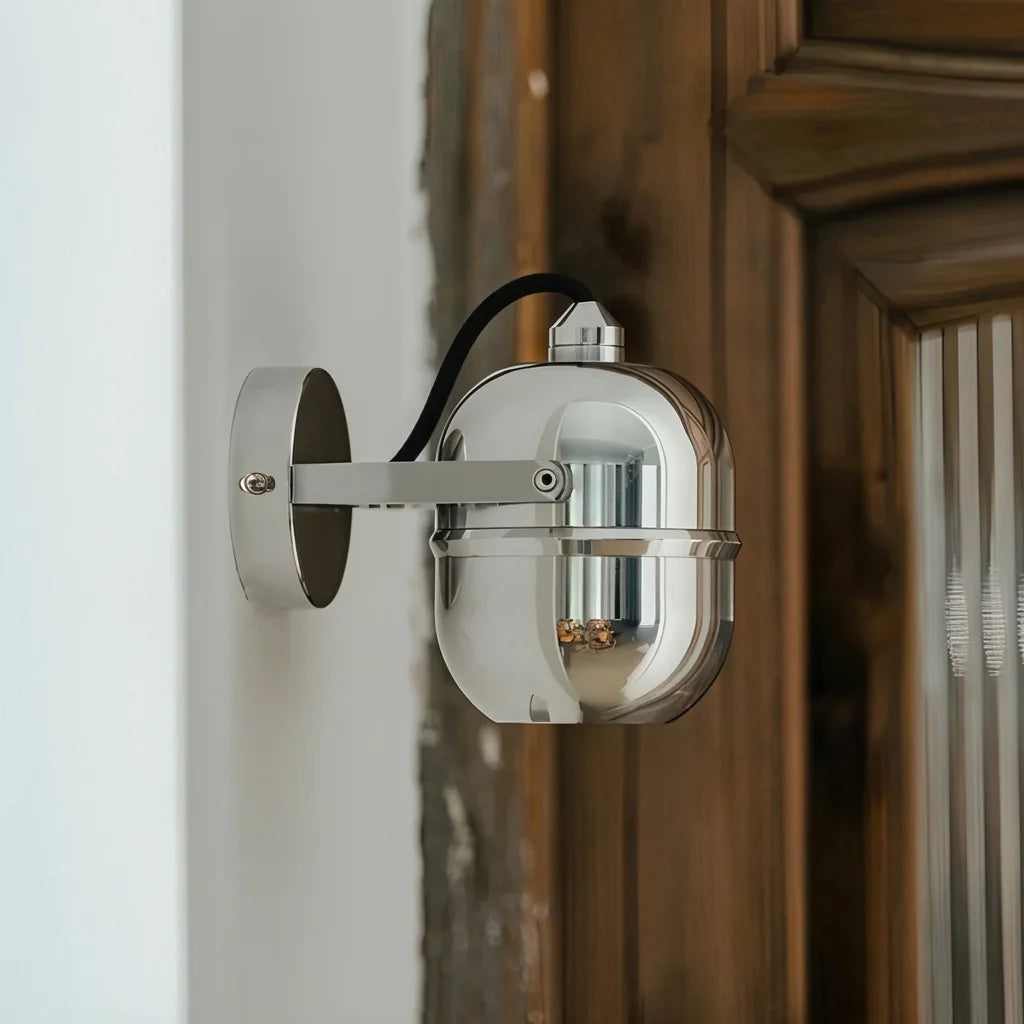 Spot capsule chromé près d'un encadrement de porte en bois ancien