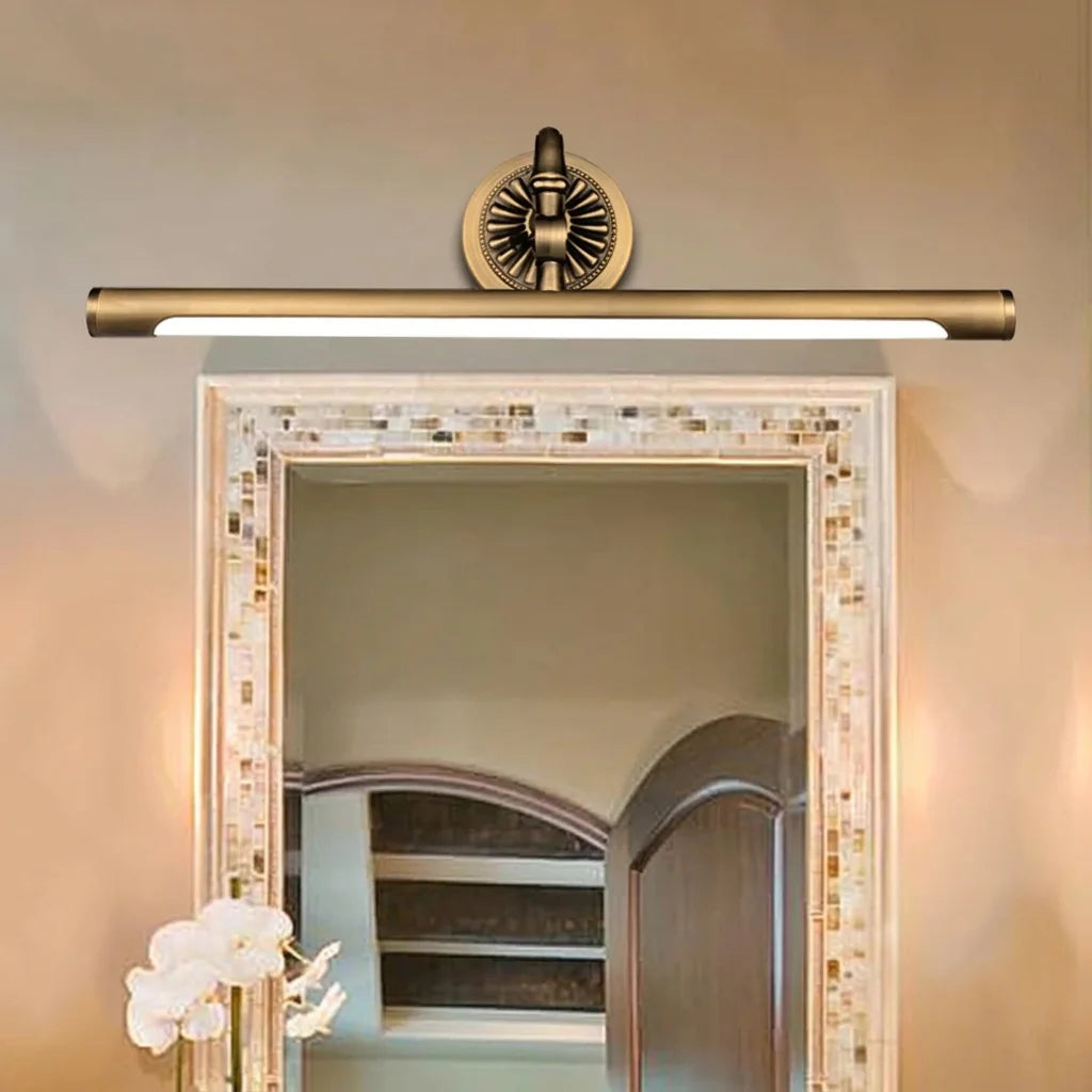 Applique LED laiton au-dessus d'un miroir à cadre en mosaïque