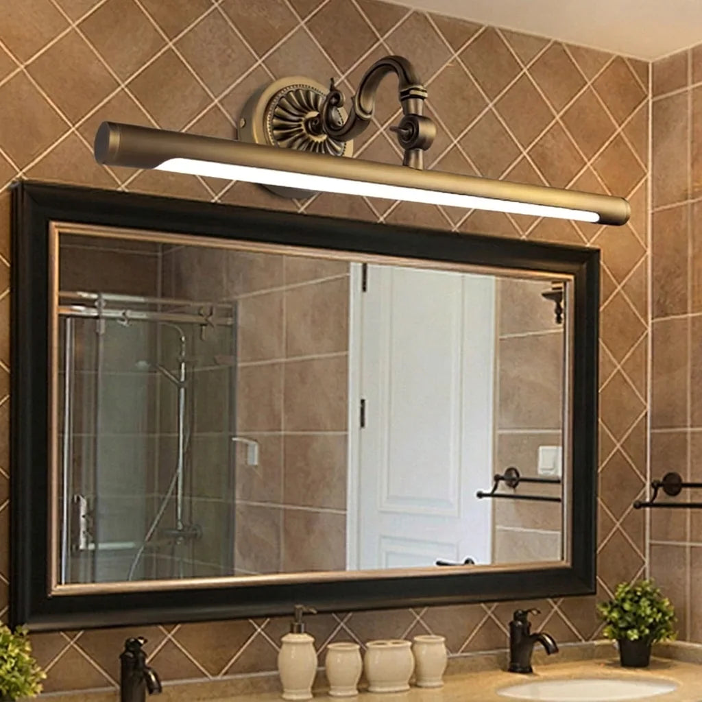 Applique LED laiton au-dessus d'un grand miroir encadré de noir, salle de bain