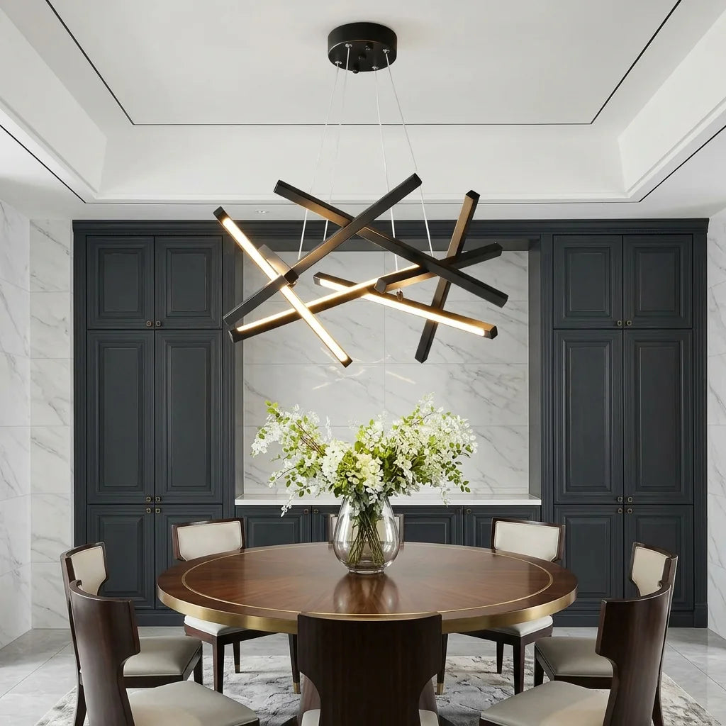 Lustre à bâtons noir au-dessus d’une table ronde