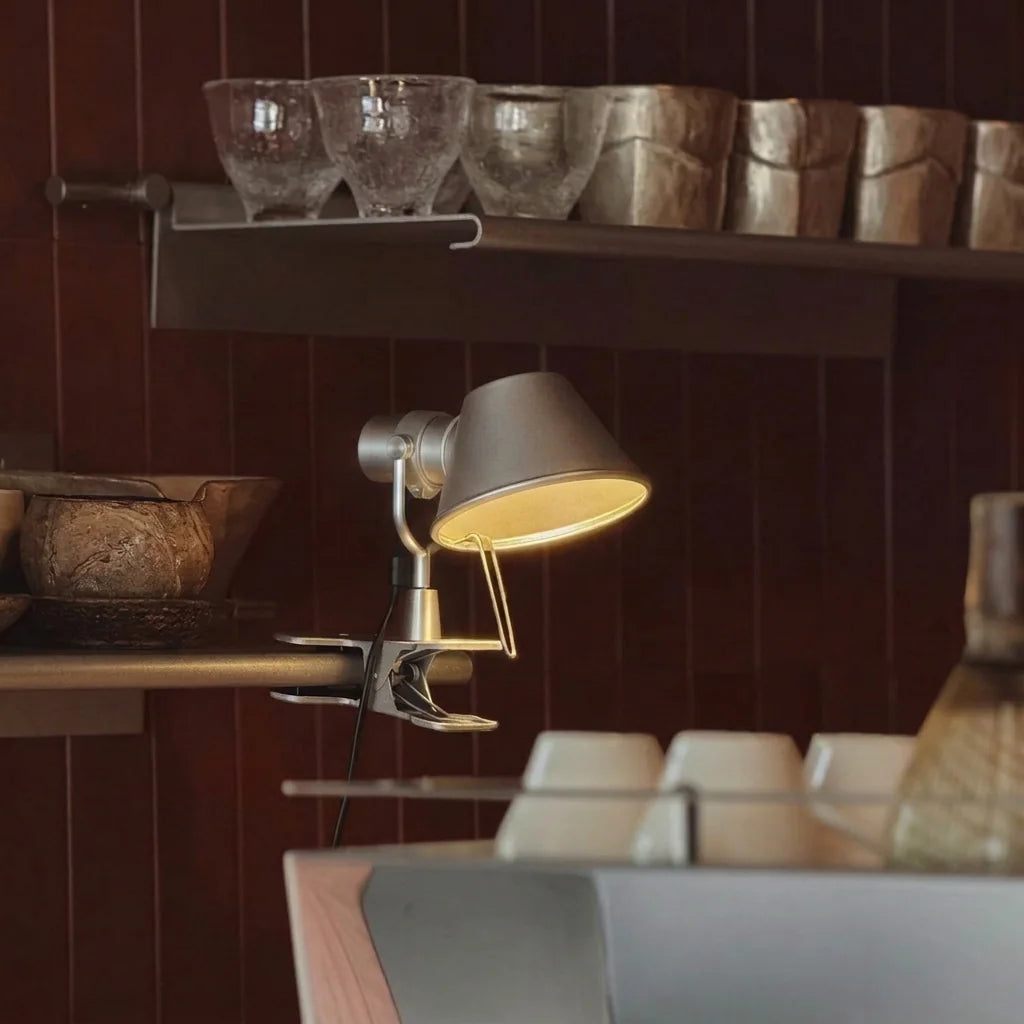 Lampe à pince en aluminium éclairant une étagère de cuisine