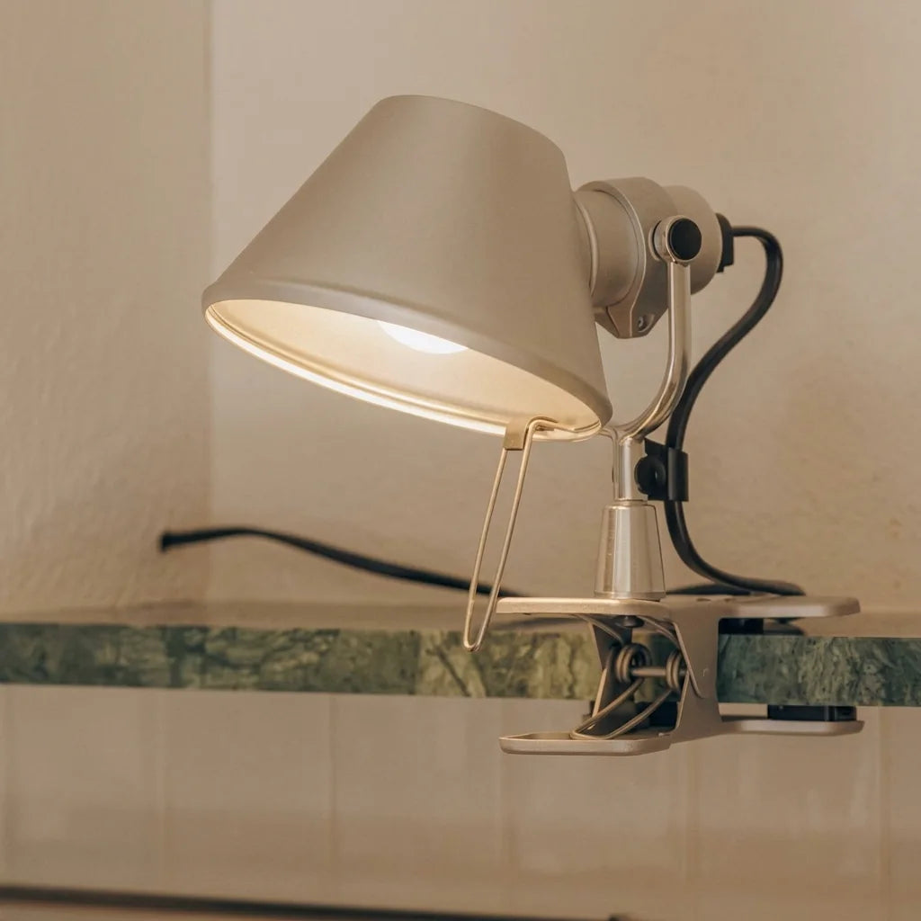 Lampe à pince en aluminium fixée sur un plateau en marbre vert