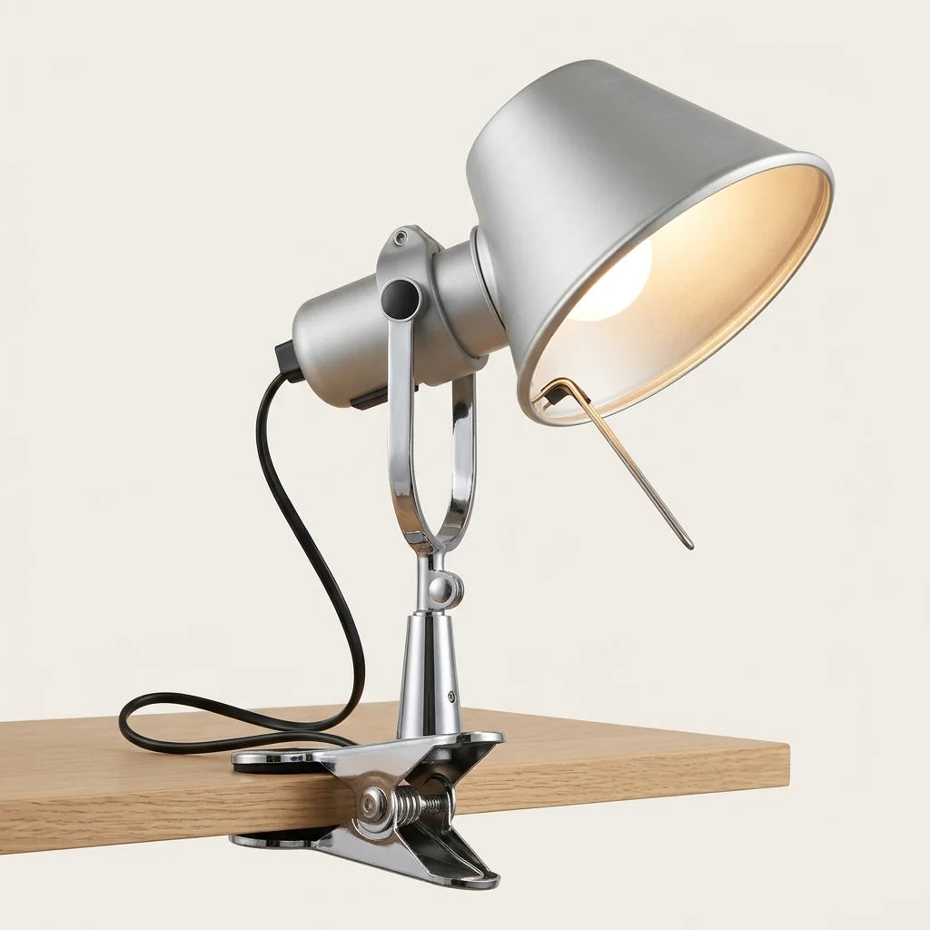 Lampe à pince orientable en aluminium brossé fixée sur une étagère, allumée