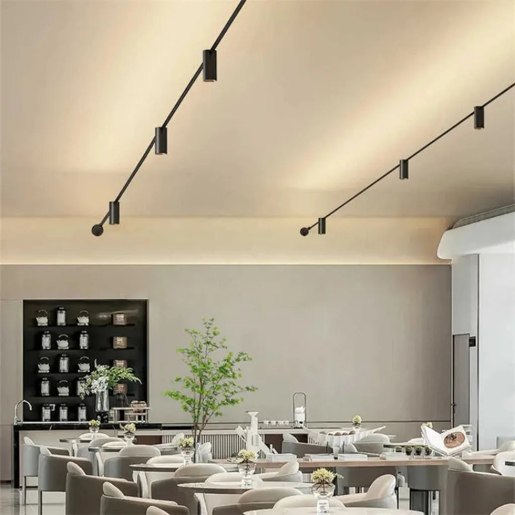 Lignes LED linéaires au plafond d’une grande salle à manger