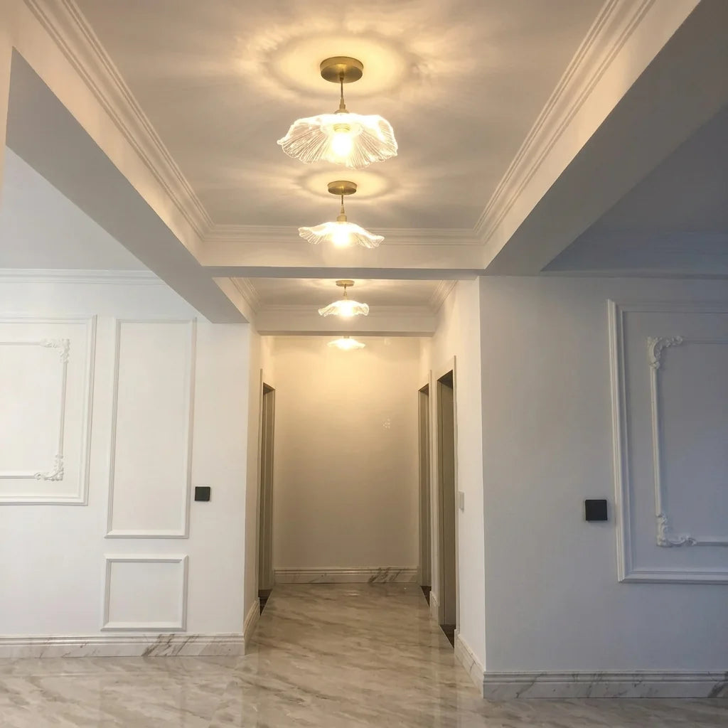 Plafonniers feuille de lotus transparents dans un couloir élégant