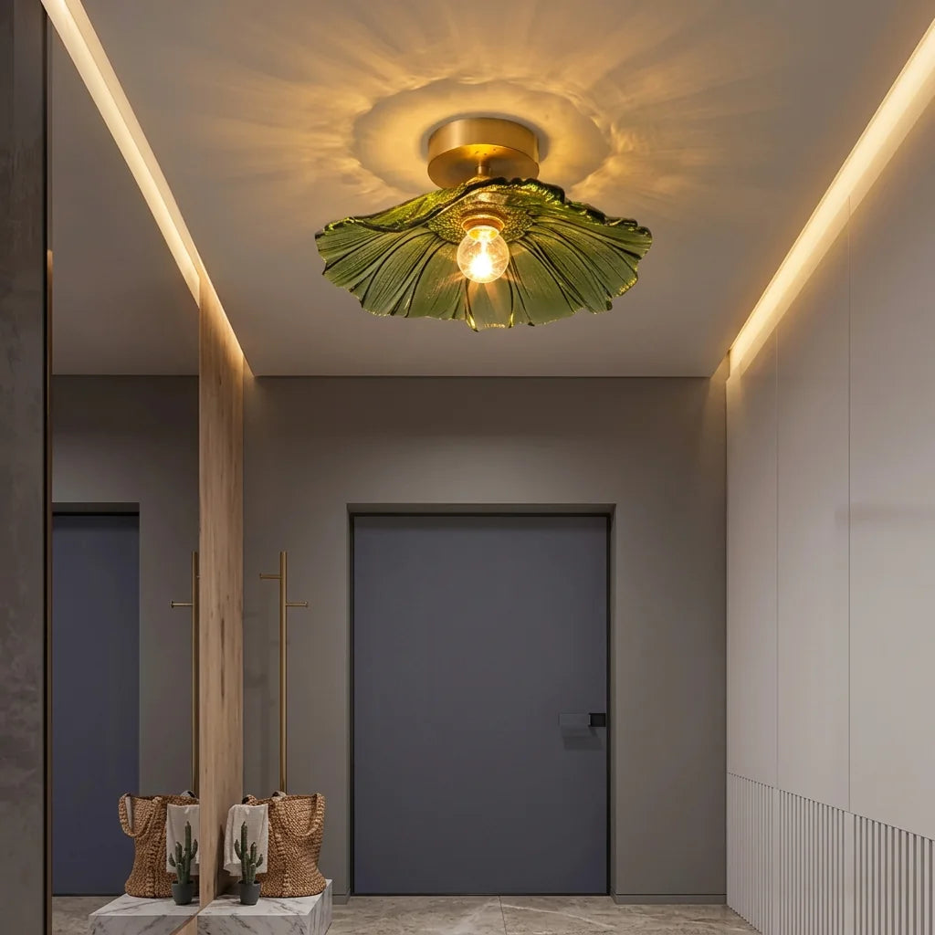 Plafonnier feuille de lotus verte dans une entrée moderne