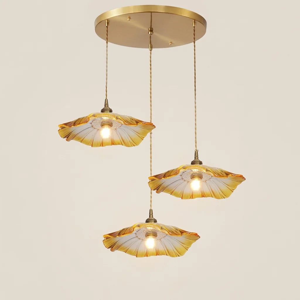 Suspension trois feuilles de lotus ambrées sur rosace ronde laiton