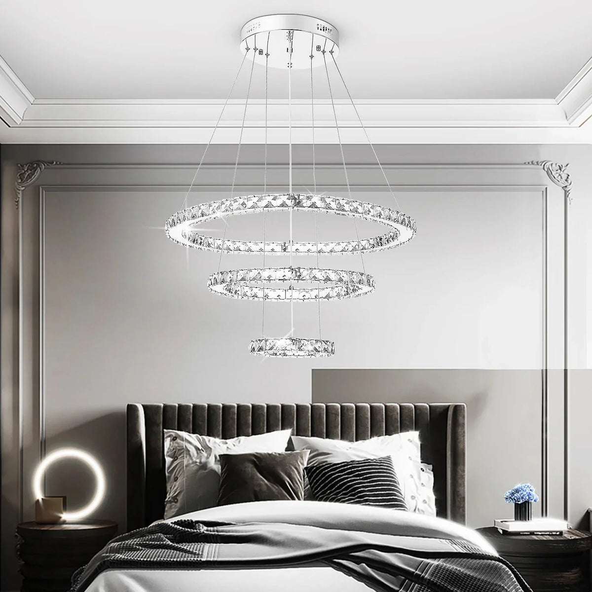 Lustre anneaux de cristal superposés dans une chambre