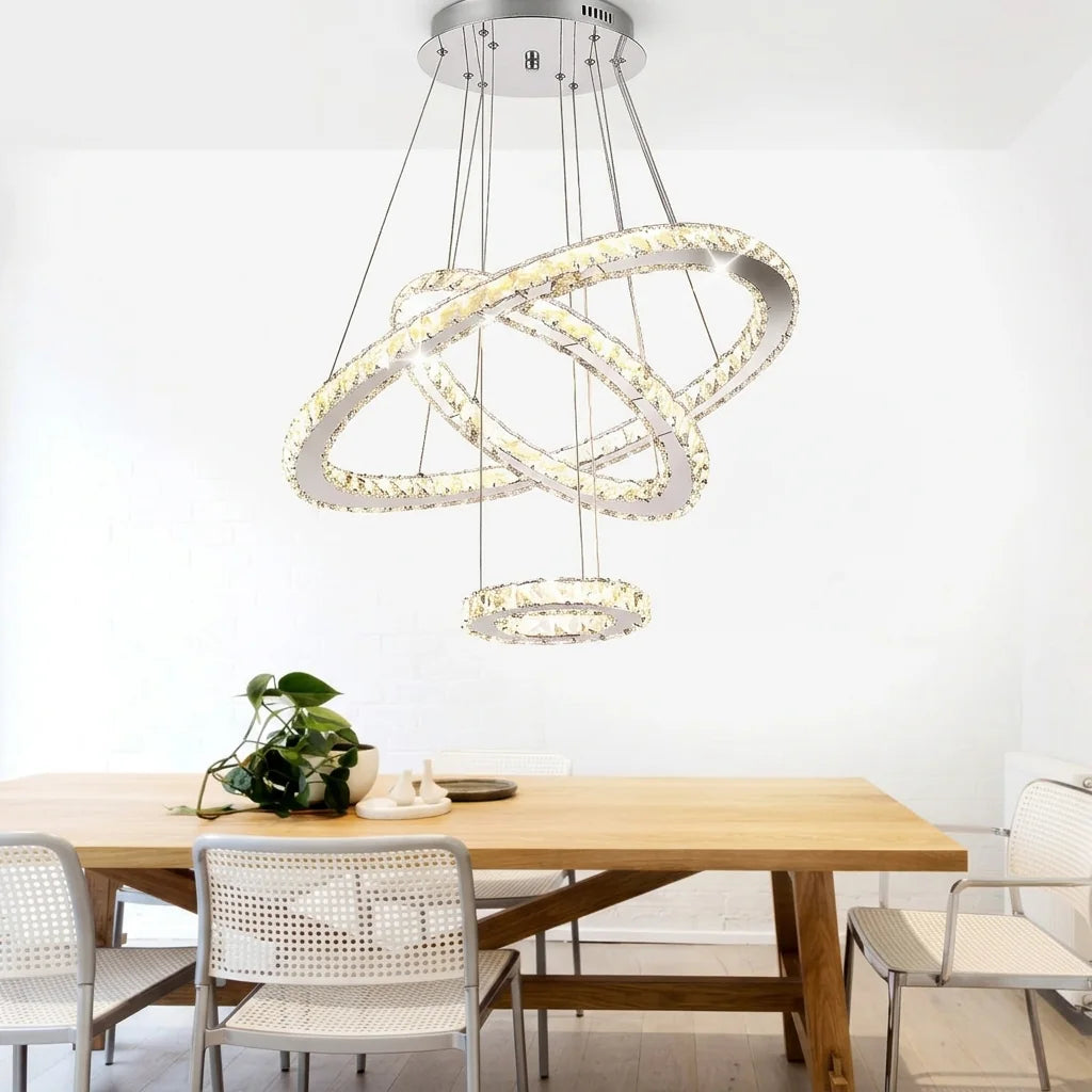 Lustre à trois anneaux de cristal au-dessus d’une table