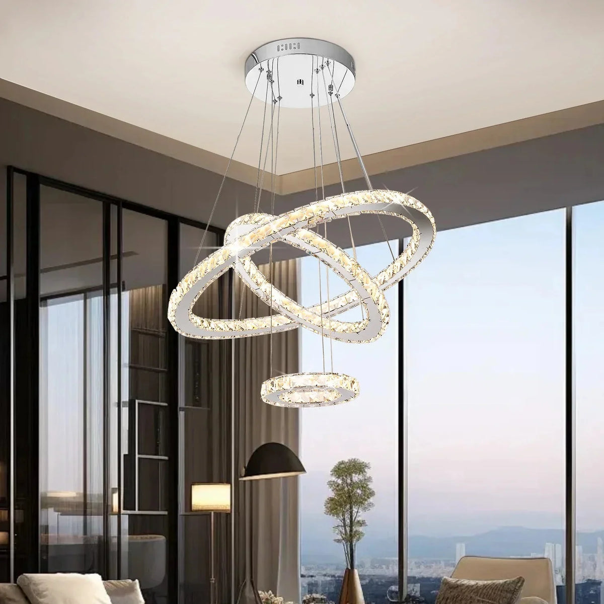 Lustre anneaux de cristal dans un salon à baie vitrée