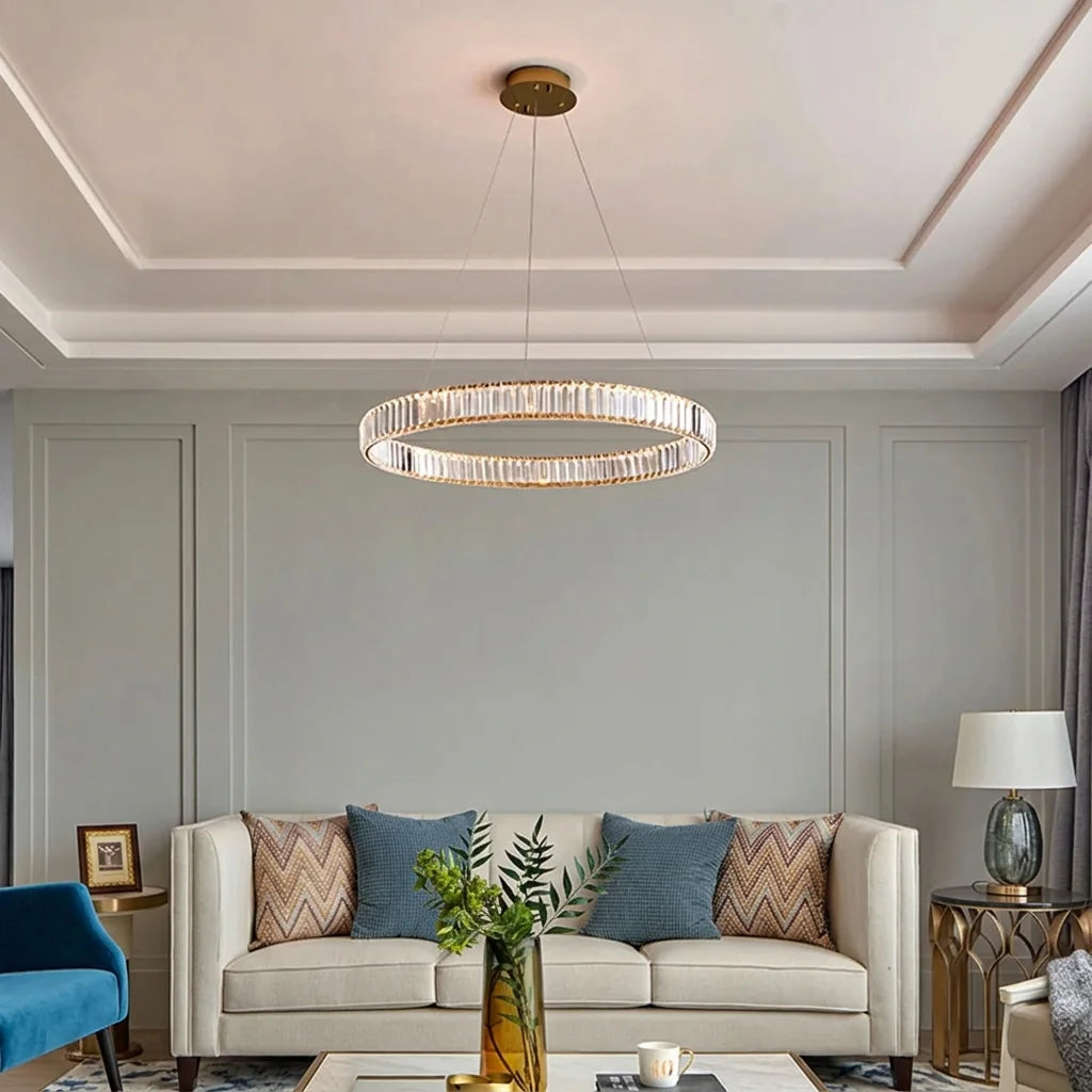 Lustre anneau de cristal dans un salon classique