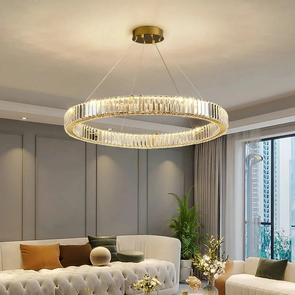 Lustre anneau de cristal dans un salon élégant