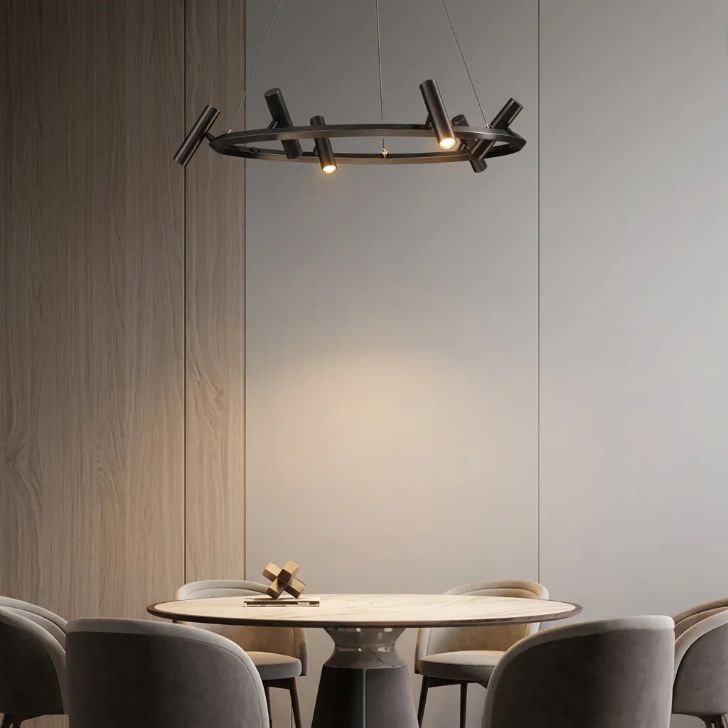 Lustre anneau à spots au-dessus d’une table ronde