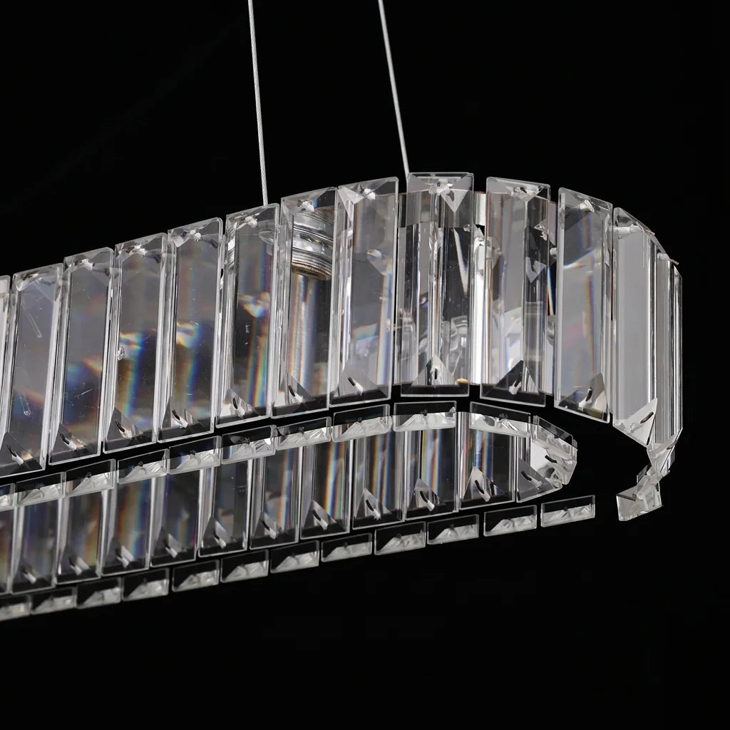 Cristaux taillés du lustre vus de près