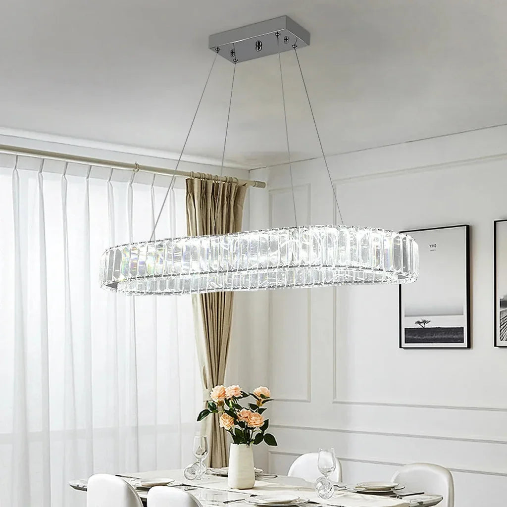 Lustre ovale en cristal transparent dans une salle à manger claire